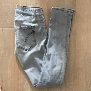 Gråa Dondup jeans i modellen George skinny fit. Värt att notera (!) ett litet hål mellan benen, därav nedsatt pris. Ursprungspris: 3000kr