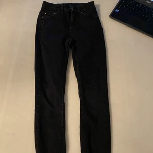 Svarta jeans från ONLY - Fina, inte mycket använda med lite ”slitet” nedtill. Nypris mellan 500-600:-