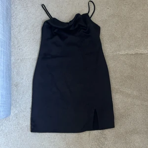 Klänning - Superfin svart tajt klänning i silke❣️