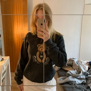 Fashion bear sweatshirt  - Gråblå Teddy sweatshirt. Köpt för 800 på en instagramsida. Kommer inte till användning, använd kanske 2 gnr. Pris+frakt