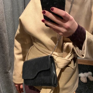 ATP väska  - Fick denna väska när jag fyllde 16 år och snart är den 1 år gammal. Jag använder den inte så mycket längre så tänker ni sälja! Den är väldigt användbar då den är basic, men det jag gillar mest med den är att den är rymlig! Hela väskan är ”ett fack”, sen finns oxå en ”slide in” för kort kontanter mm. Att köpa denna ny kostar 2700kr. Väskan har lite märken/slitningar då materialet är lite känsligt. Detta ser man dock inte när man bär väskan, bara om någon kollar noga och nära! 