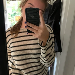 randig tröja - jättefin randig tröja från zara! köpt nyligen och använd väldigt få gånger, som ny⭐️😋💕 i storlek M!