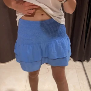 Blå volangkjol💗 - (LÅNADE BILDER) Skit snygg volang kjol från mango, nästan helt oanvänd av mig (köpt hör på plick men var som ny när jag fick den) den är alltså bara använd ett fåtal gånger❤️så snygg på sommaren och vintern då man kan ha tights💗