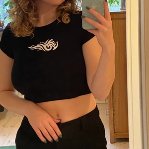 Weekday magtröja - Svart magtröja från Weekday med tryck. Ställ gärna frågor i chatten!