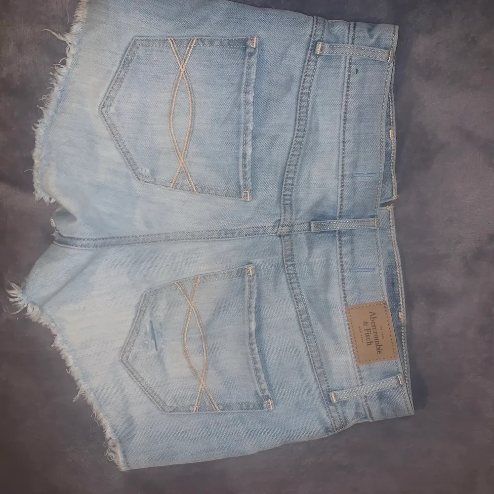 Säljer dessa fina jeans shorts som tyvärr blivit för små för mig som är 174. Budgivning i kommentarerna. Köp direkt för 170. Shorts.