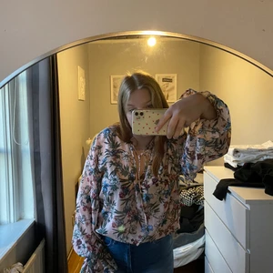 Blus - Säljer denna superfina blur i storlek L, kan fraktas men köparen står för frakten