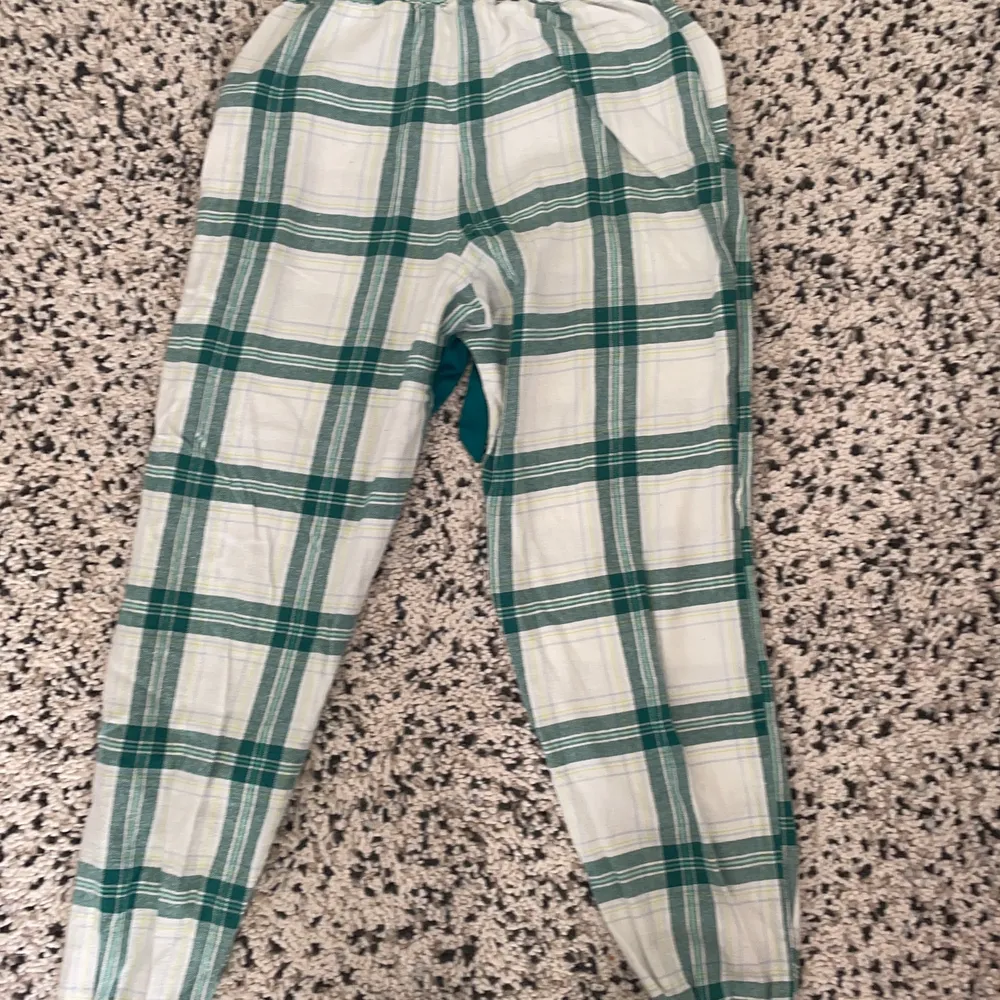 Ett par pyjamas byxor från hunkmöller i storlek xs sitter bra bara att de är lite korta är 160 . Jeans & Byxor.