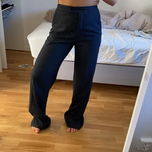 Kostymbyxor från zara, S - Otroligt snygga kostymbyxor från Zara i storlek S. Bra skick men kommer tyvärr inte till användning längre. Lite för långa för mig som är 160. Säljer för 150 exlusive frakt💕