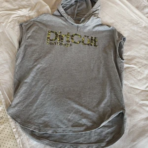 T-shirt med luva - T-shirt med luva.  Använd ett fåtal gånger. De är lite längre bak än fram.  Köparen betalar frakt 