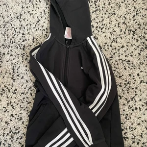 Adidas tröja  - Bra skick och sånt bara att den är för liten 