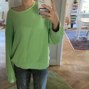 Så fin tjock tröja - Säljer nu denna as snygga och mysiga tröjan köpt ifrån zara!! Tröjan är i storlek m så den är lite stor på mig som brukar ha xs-s👍🏼 Den är använd några gånger men har inget håll eller fläckar❤️ säljer pga jag inte använder längre❤️❤️ Priset kan diskuteras 