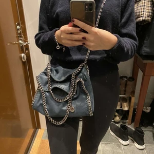 Stella McCartney  - Intressekoll på min Stella McCartney falabella väska i färgen mörkgrön, svårt att se färgen men kan skicka bilder i dagsljus om så önskas! Modellen är den lilla, inte den minsta som heter Tiny falabella. Köptes förra året för 7000kr och sparsamt använd, inga slitage inne eller ute på väskan! Dustbag och kvitto tillkommer, tänker mig minst 3000 BUD PÅ 6000