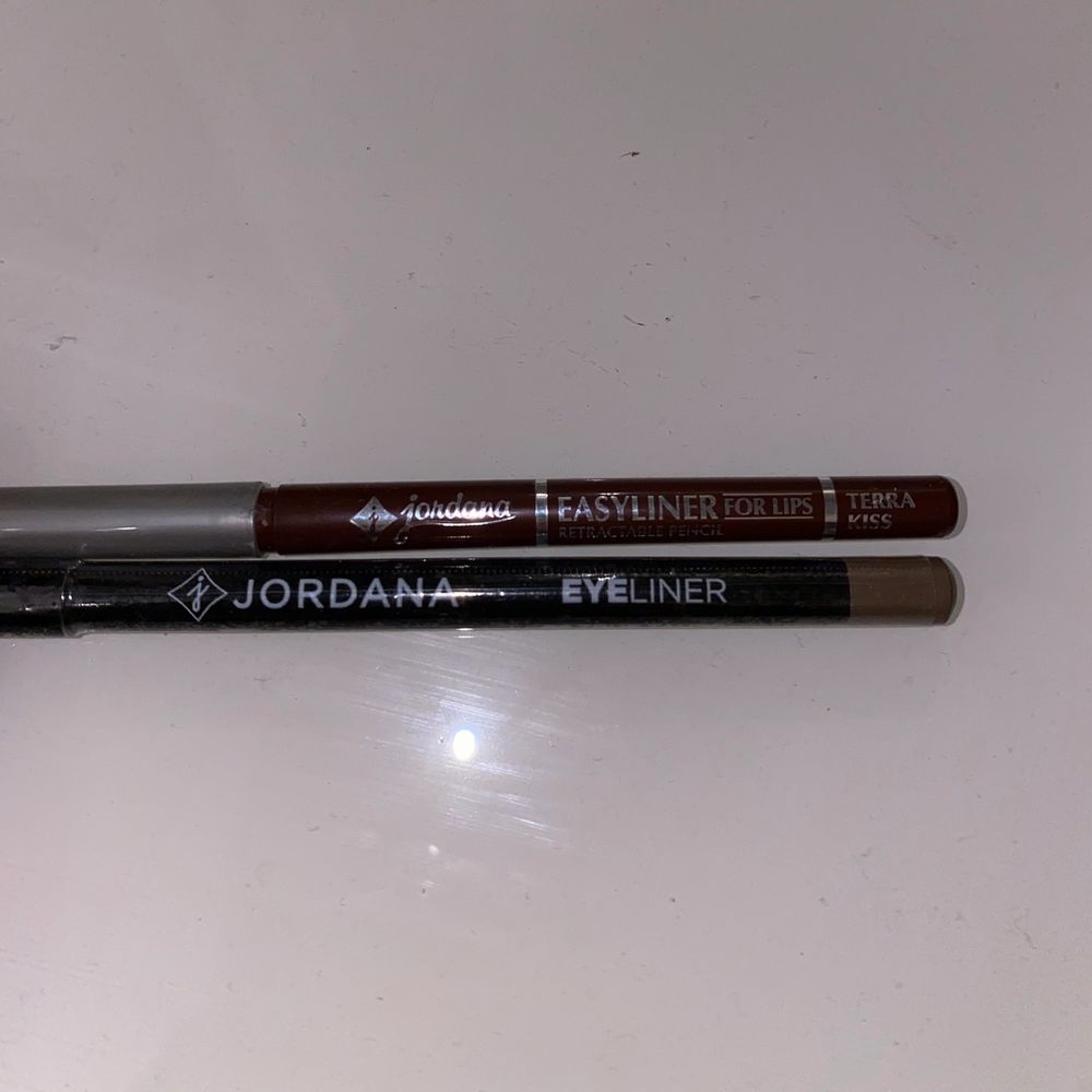 Eyeliner/kajal pennor ej använda superfina färger. Obs kan ej öppna och visa färg då dem är plomberade båda är bruna i färgen  💰Pris 30kr styck  🚚 frakt 12kr. Övrigt.