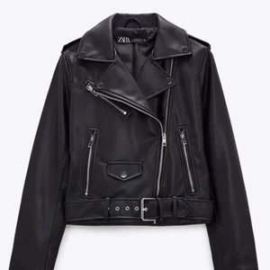 Zara skinnjacka - Säljer denna skinnjacka, köpt på zara förra året. OBS. Tyvärr finns inte skinnbältet kvar, då jag tappat det ☹️ Jättefint skick i övrigt 🌸💕 Storlek L, men sitter ”normalt” på mig som brukar ha M 💛 Tveka inte att höra av er om ni har några frågor 🌸