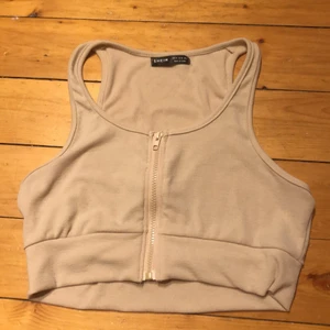 Ljus topp - Den är beige, kort och väldigt snygg! Passar till högmidjat om man är rädd för crop tops