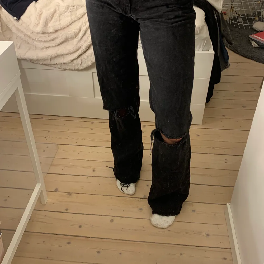 Svarta jeans från zara med egen klippta hål! Str 38, Hög midja och passar perfekt i längden för pers från 170-176! I bra skick!Köparen betalar frakten💕. Jeans & Byxor.