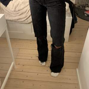 Svarta jeans från zara med egen klippta hål! Str 38, Hög midja och passar perfekt i längden för pers från 170-176! I bra skick!Köparen betalar frakten💕