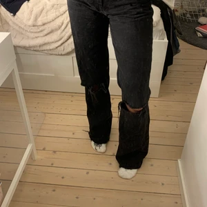 Jeans med hål - Svarta jeans från zara med egen klippta hål! Str 38, Hög midja och passar perfekt i längden för pers från 170-176! I bra skick!Köparen betalar frakten💕