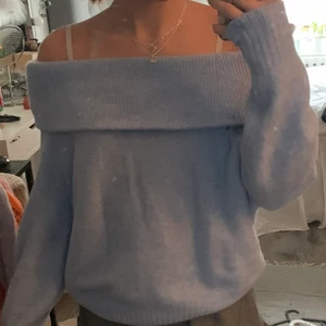 Blå stickad off shoulder tröja - Blå stickad off shoulder tröja. Storlek S, helt ny och oanvänd, endast testad för att fota. 149 kr + frakt