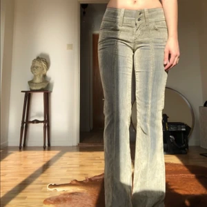 Y2k byxor  - Så snygga gröna  sammetsbyxor 😇 Lågmidjade och bootcut/raka. Står storlek 38 i byxorna. Midjemått 37 rakt över och innerbenslängden är 83 cm