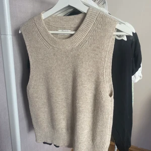 Beige stickad väst - Säljer min supersnygga väst