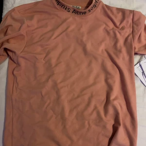 Acne t shirt  - Storlek. Small, cond 8/10, pris 1k tar emot bud!!