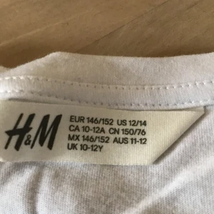 H&M  - Vit fin volang tröja. Passar när man ska vara lite finklädd men ändå när man vill se Casual (ledig) ut.  Hör av er för eventuella frågor.