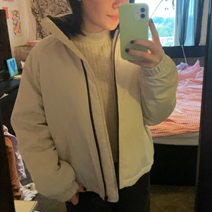 Vit vintage jacka!  - Helt oandvänd jacka köpt på carlings förra året! Super fin och varm! Den är lite off white i färgen! 