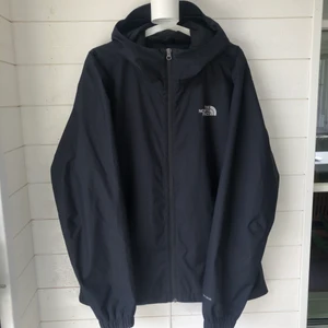 The north face jacka  - Svart north face jacka i strl L. Säljes pågrund av att den inte längre används. Är i nyskick och nypris är 1200kr. Köparen står för frakten ✨
