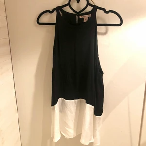 Anna Field blus - Vacker svartvit blus med guldknapp från Anna Field, köpt på Zalando. Aldrig använd (prislappen kvar). Strl 42 🖤