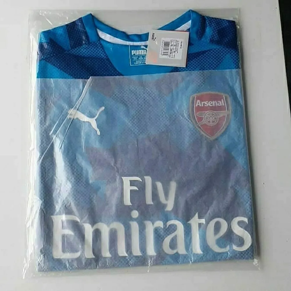 En träningströja från Arsenal FC i storleken M. T-shirts.