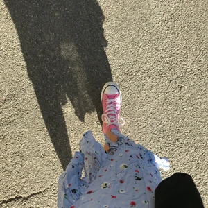 Rosa converse - Säljer ett par superfina converse i storlek 40. De är mycket sparsamt använda och i fint skick🌷 möts upp i Göteborg eller fraktar mot betalning!