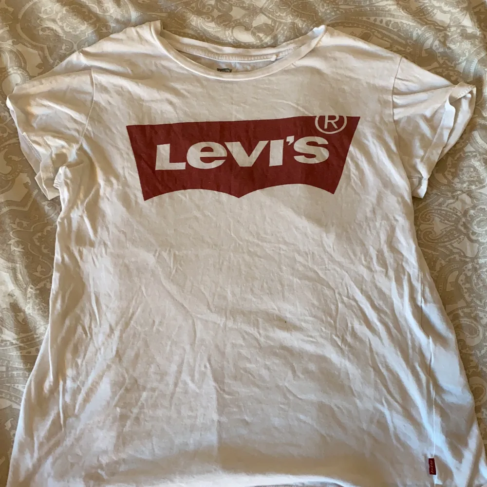 Säljer en Levis tröja i storlek s som är använd några gånger men inte några direkta synliga tecken på användning förutom den pyttelilla pricken på tröjan som inte är märkvärdig. ( kanske går bort i tvätten) skriv för mer info!. T-shirts.