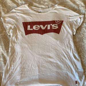 Säljer en Levis tröja i storlek s som är använd några gånger men inte några direkta synliga tecken på användning förutom den pyttelilla pricken på tröjan som inte är märkvärdig. ( kanske går bort i tvätten) skriv för mer info!