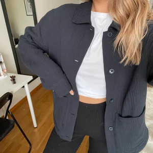 Mörkblå overshirt - Knappt använd overshirt från Weekday. Frakt ingår i priset