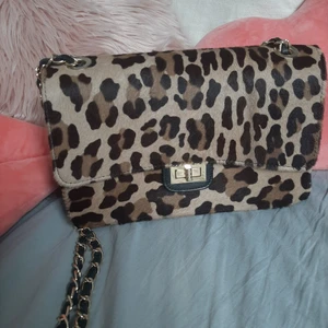 Leopard print väska  - Fin leopard printar väska, nästan alldrig använd 💗 100 kr + 62 kr frakt