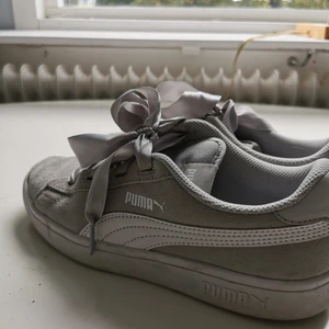 Gråa pumaskor  - Soft foam sula!  - Välanvända Puma - skor! Fortfarande väldigt fint skick! Hur sköna som helst! Säljs pga att dom är försmå! Nypris: 500kr - Mitt pris: 300kr. Kan skickas :) 