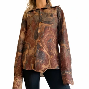 70-tals skjorta  - Vintage 70-tals skjorta, superfin kvalitet. Passar en storlek S-L beroende på önskad fit. Modell är storlek xs och är 162cm. Skriv om du har några funderingar 💗