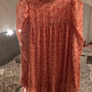 Missguided kläning - 💕Nu säljer jag min jätte fina kläning ifrån Missguided, kläningen är i storlek s men passar Xs oxå! Kläning är lår längd💕