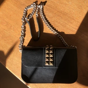 Snygg handväska med nitar - Valentino inspirerade handväskor med nitar och kedjeband, supersnygg till det mesta! Dem är använd sparsamt och i fint skick, några små skrapmärken i lädret samr lite sliten uppe i hörnen på den ena väskan (se bild två) 🤍 Har TVÅ stycken kvar!