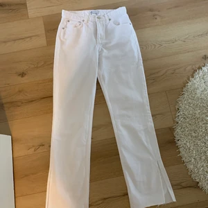 Jeans, Zara, strl 36 - Vita splitjeans från Zara i storlek 36. De är endast testade. Skicka privat för fler bilder.