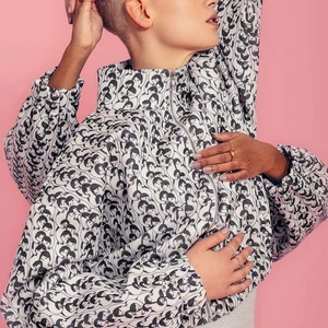 Bomberjacka - Bikbok×Cajsa wessberg. Så snygg storlek m.  Säljer även vita byxor från samma kollektion 😃❣obs bild 1 lånad