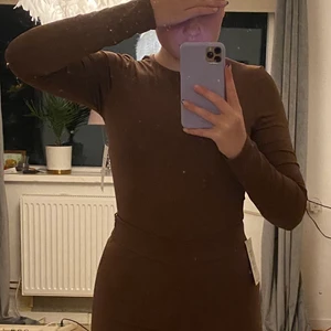 Brun body  - Säljer denna bodyn ifrån biancas kollektion med Nelly. Är i storlek S och är endast ”använd” när jag testade den. Är öppen för bud & köparen står för frakten! ❤️
