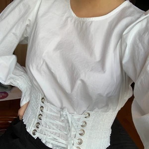 Blus från nakd i stl S - Superfin vit blus från na-kd i storlek S. Den stora resåren i midjan gör plagget stretchigt och skönt och kan därför passa både XS och S. Använd max 3 gånger.