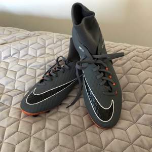 Ett par Nike Hypervenom fotbollsskor i storlek 44, konstgrässkor. Använda 2 gånger. Nypris:899kr