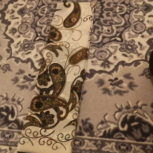 S - En halsduk som är inte använt mix med jätte fina mix detljar man kan diskutera om priset 🤫🙃