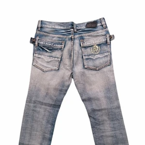 diesel jeans  - diesel jeans med straight fit men man kan ändå ha det som baggy. Herrstorlek men funkar lika bra med tjejer :33
