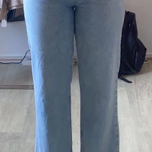 Raka jeans med högmidja  - Har använt dom Max 7 gånger, dom är ganska bekväma att ha på men har inte använt dom på ett bra tag därför väljer jag att sälja dessa jeans. -betala frakt själv!