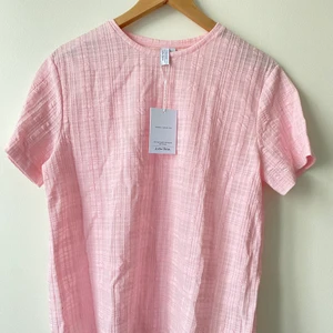 Tisha från &OS - Babyrosa topp (urgulli). 🥰