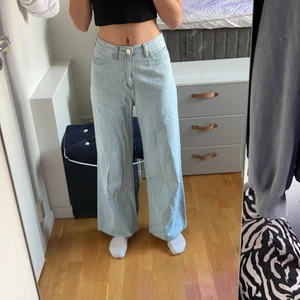 Jeans  - Tänkte sälja ett par ljusblå jeans från lee. De är ganska tunnt material men super sköna. Jag är även 170 cm lång🙂